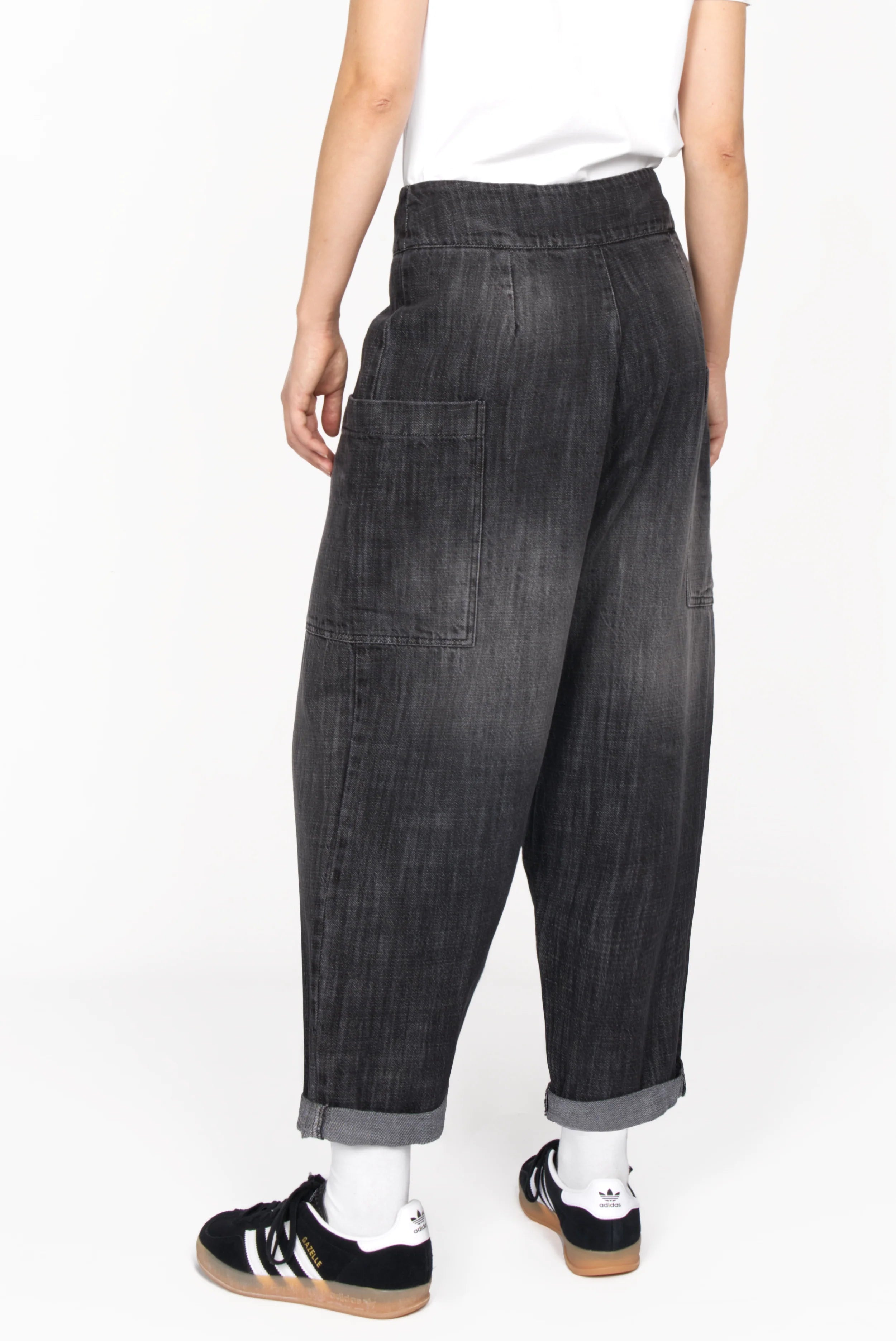 VIKADA Revive Baggy Hose aus strukturierter Baumwolle mit Gradient Wash und weiter Passform, seitliche aufgesetzte Taschen, tiefer Schritt, lockerer Sitz.