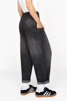 VIKADA Revive Baggy Hose aus strukturierter Baumwolle mit Denim-Charakter, weiter Schnitt, tiefer Schritt, auffällige Knopfleiste, aufgesetzte Seitentaschen, loose fit, schwarze Farbverlauf-Waschung