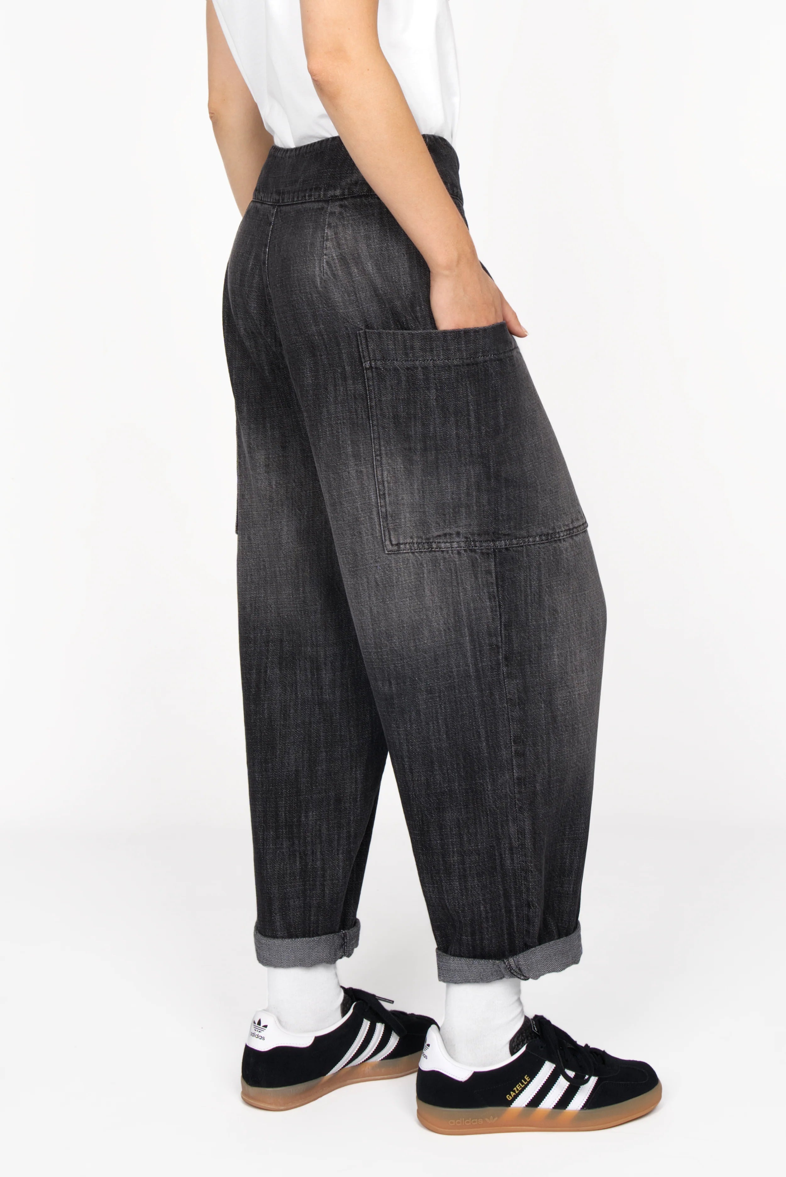 VIKADA Revive Baggy Hose aus strukturierter Baumwolle mit Denim-Charakter, weiter Schnitt, tiefer Schritt, auffällige Knopfleiste, aufgesetzte Seitentaschen, loose fit, schwarze Farbverlauf-Waschung