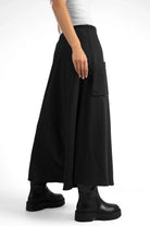 Black wide-leg Hosenrock aus Sweat with asymmetrical front pocket and smooth waistband.
