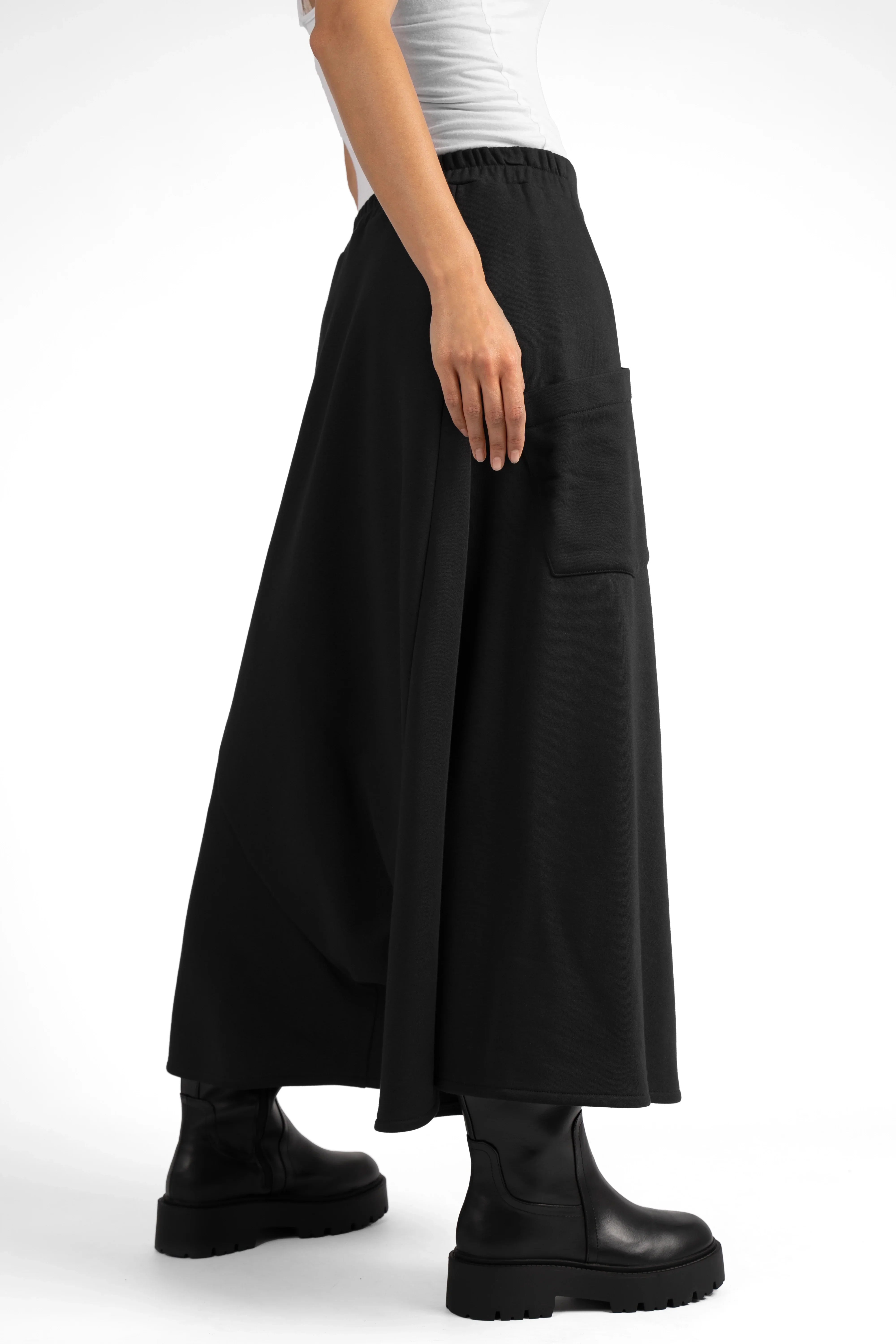 Black wide-leg Hosenrock aus Sweat with asymmetrical front pocket and smooth waistband.