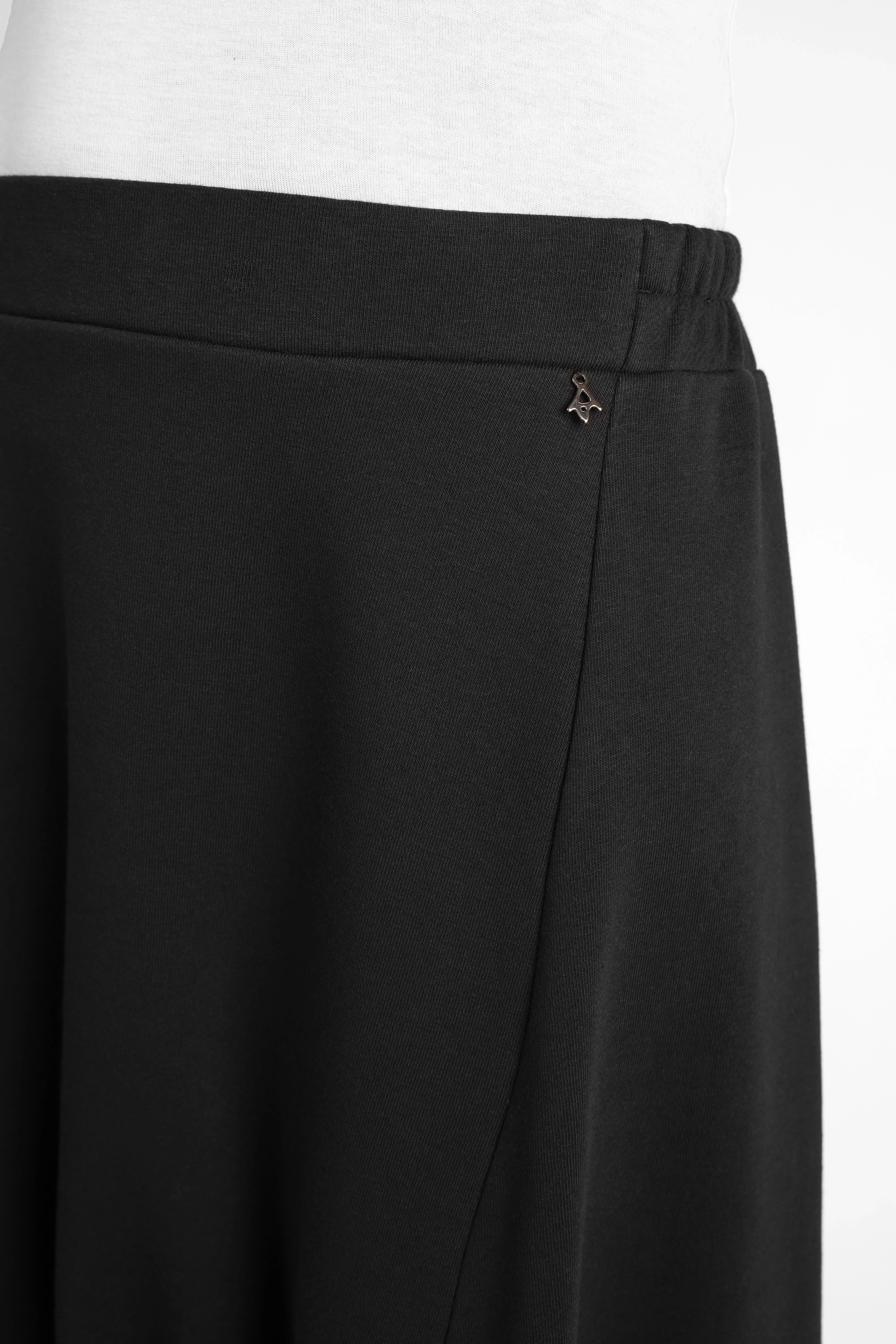 Black wide-cut Hosenrock aus Sweat with smooth waistband and asymmetrical front pocket detail