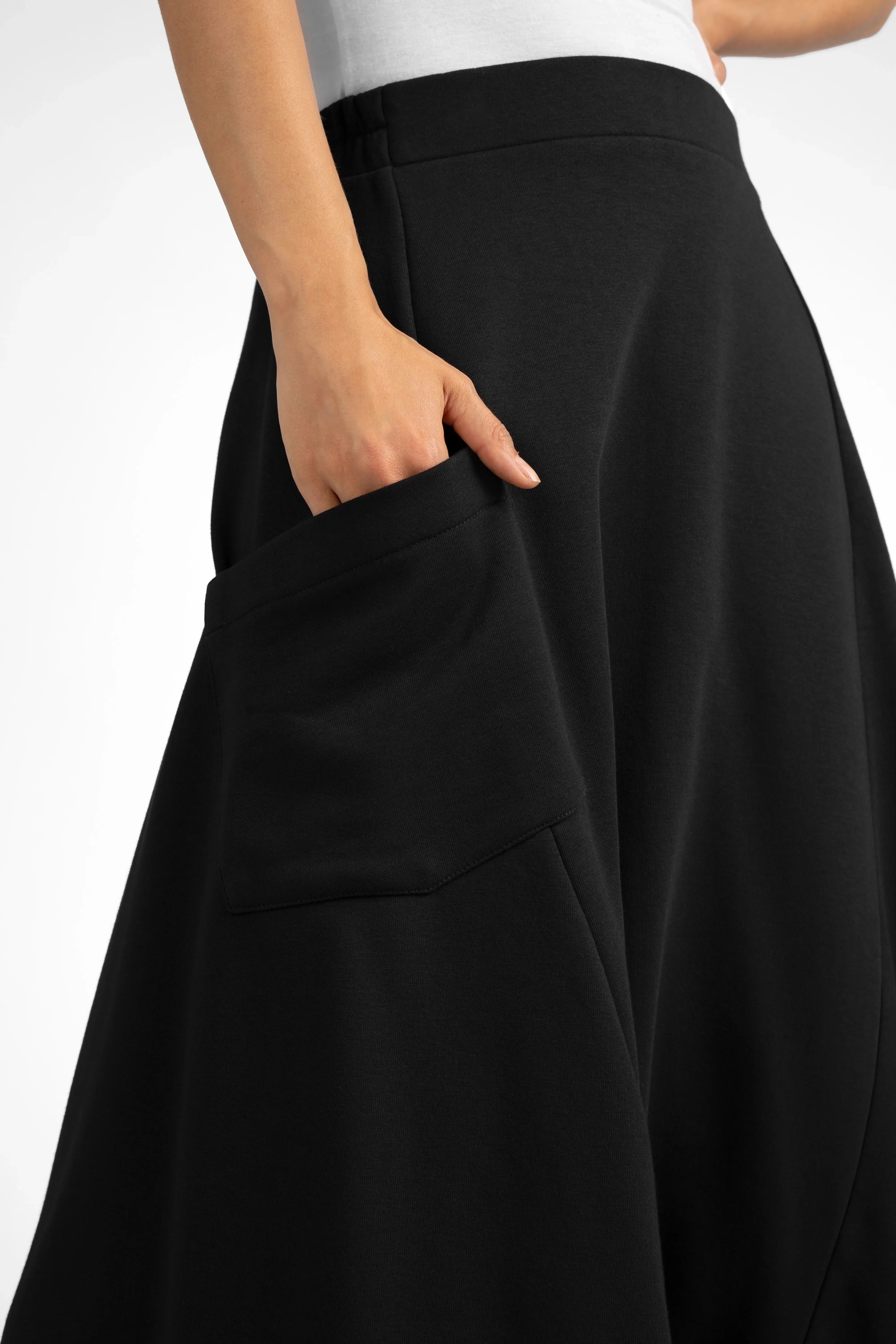 Black radical wide Hosenrock aus Sweat with asymmetrical front pocket and smooth waistband detail