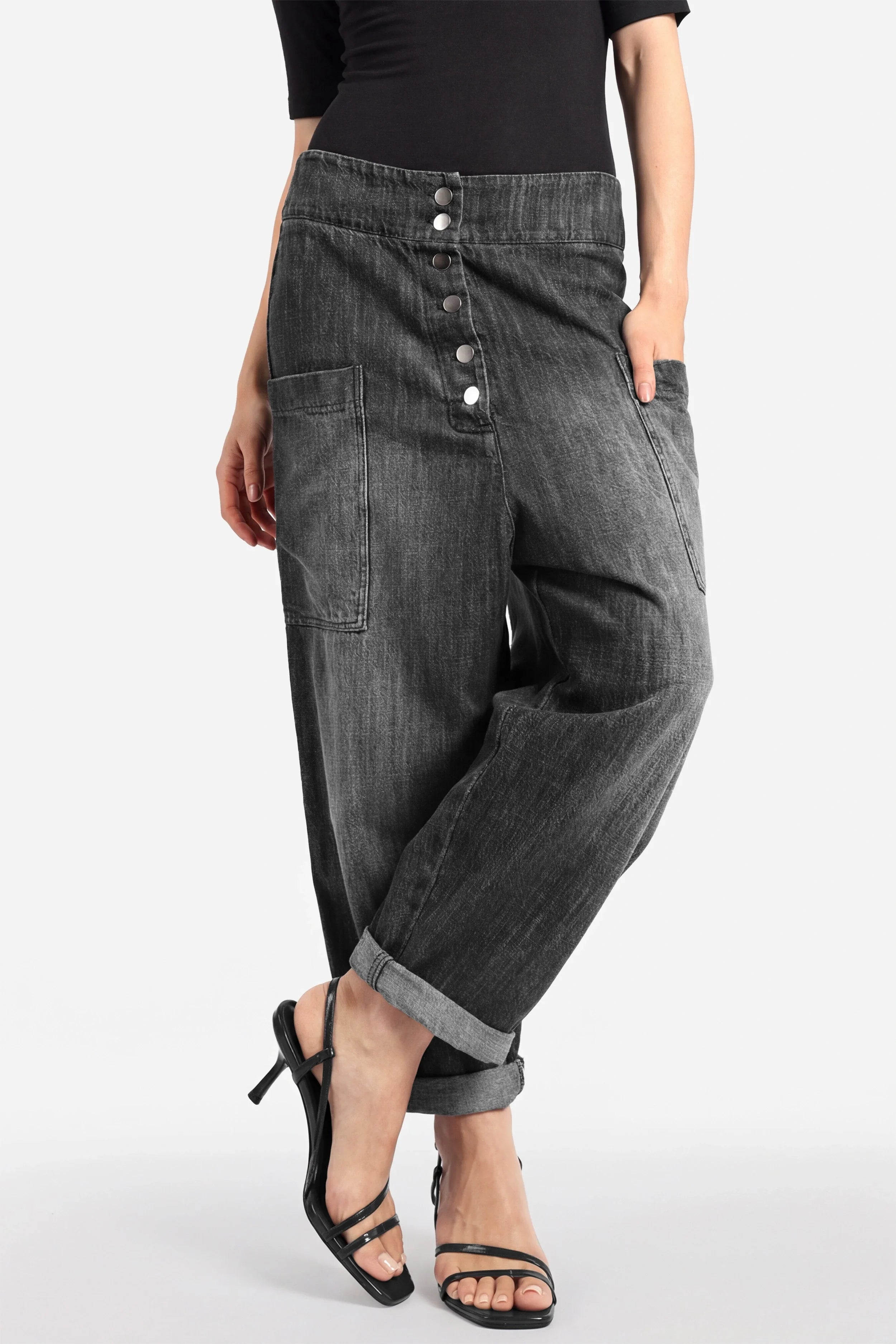 VIKADA Baggy Hose in structured denim cotton with gradient wash and button detail