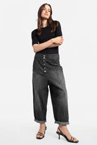 VIKADA Baggy Hose aus strukturierter Baumwolle mit Gradient-Waschung und auffälliger Knopfleiste