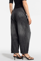 VIKADA Baggy Hose in structured denim cotton with gradient wash and button detail