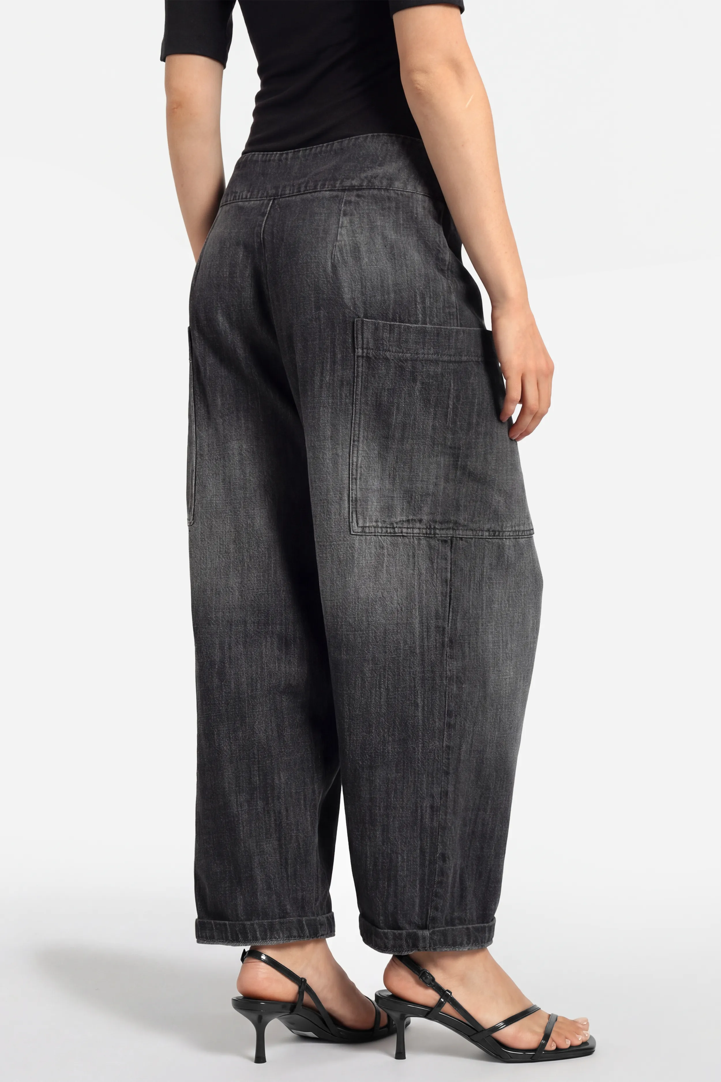VIKADA Baggy Hose in structured denim cotton with gradient wash and button detail