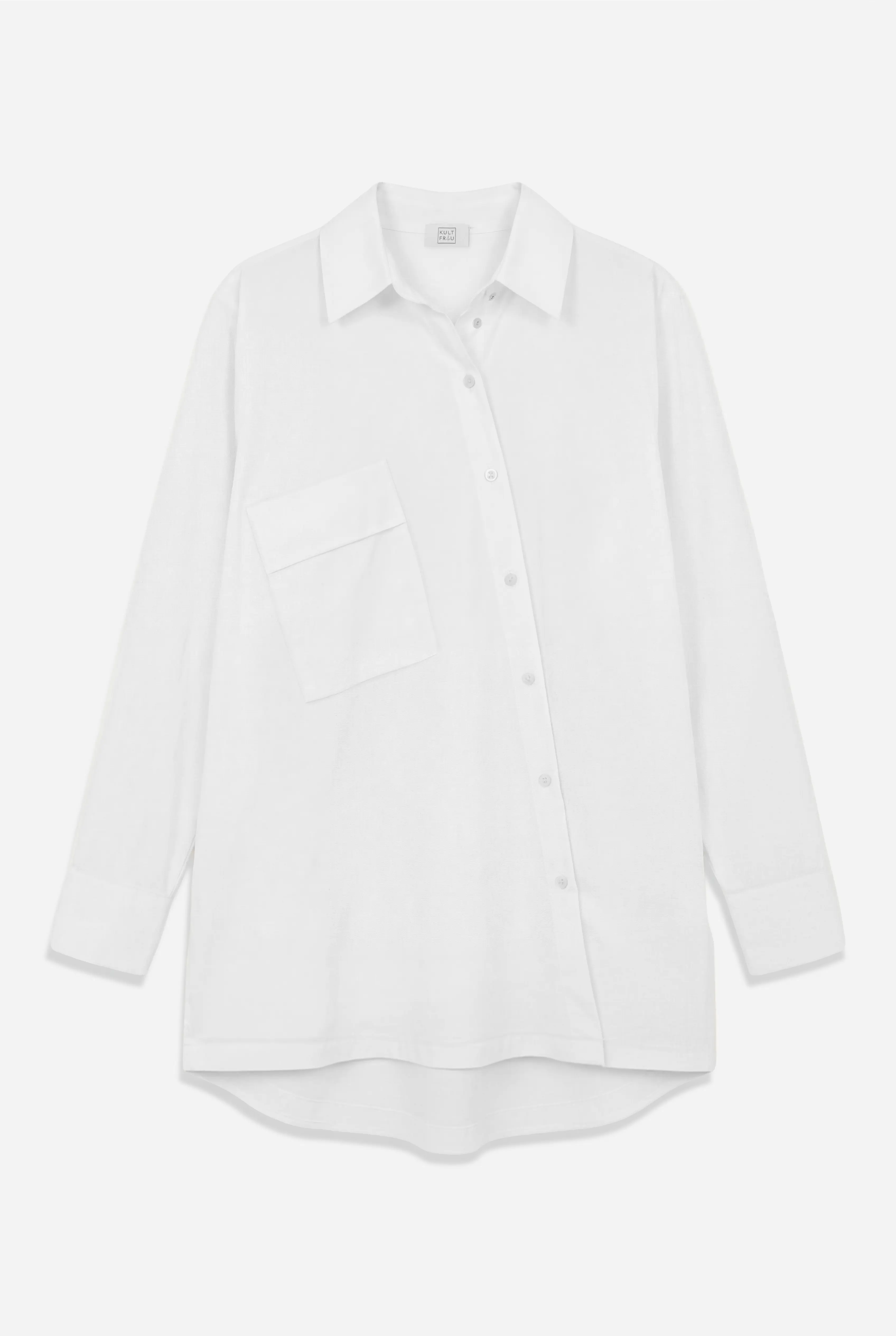 Oversized Hemdbluse mit asymmetrischer Knopfleiste aus Baumwoll-Polyamid-Mix, klarer Silhouette und verlängerter Rückenpartie
