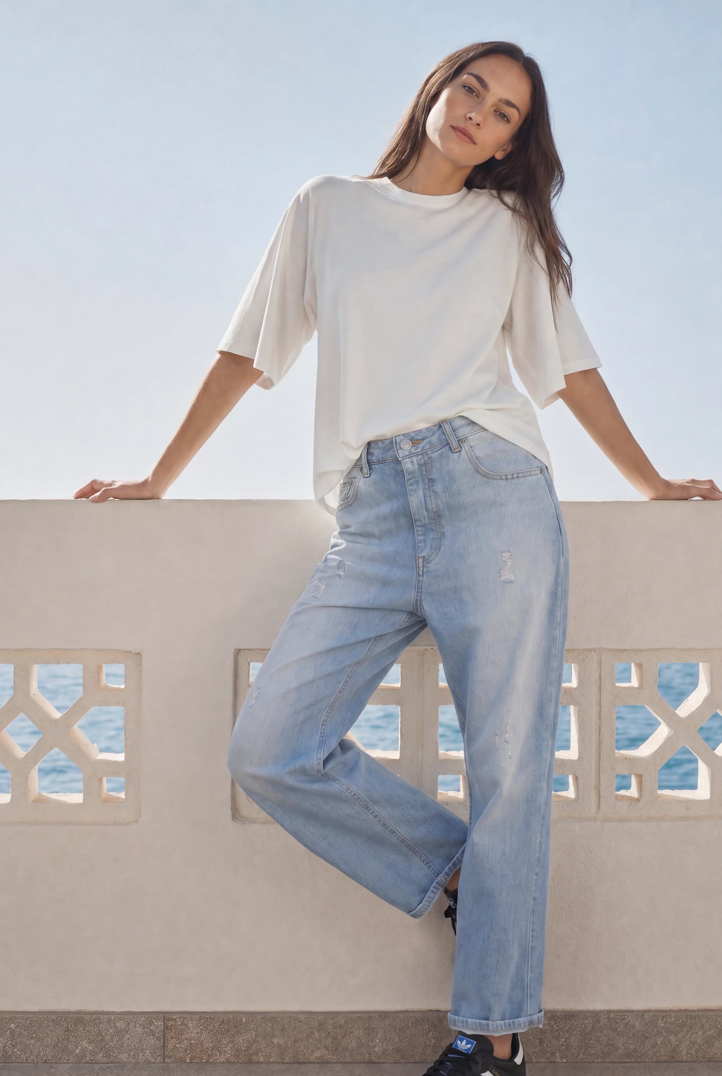 Locker geschnittene Baggy Jeans mit destroyed Waschung und Gürtel, entspannter Boyfriend-Look aus leichtem Denim.