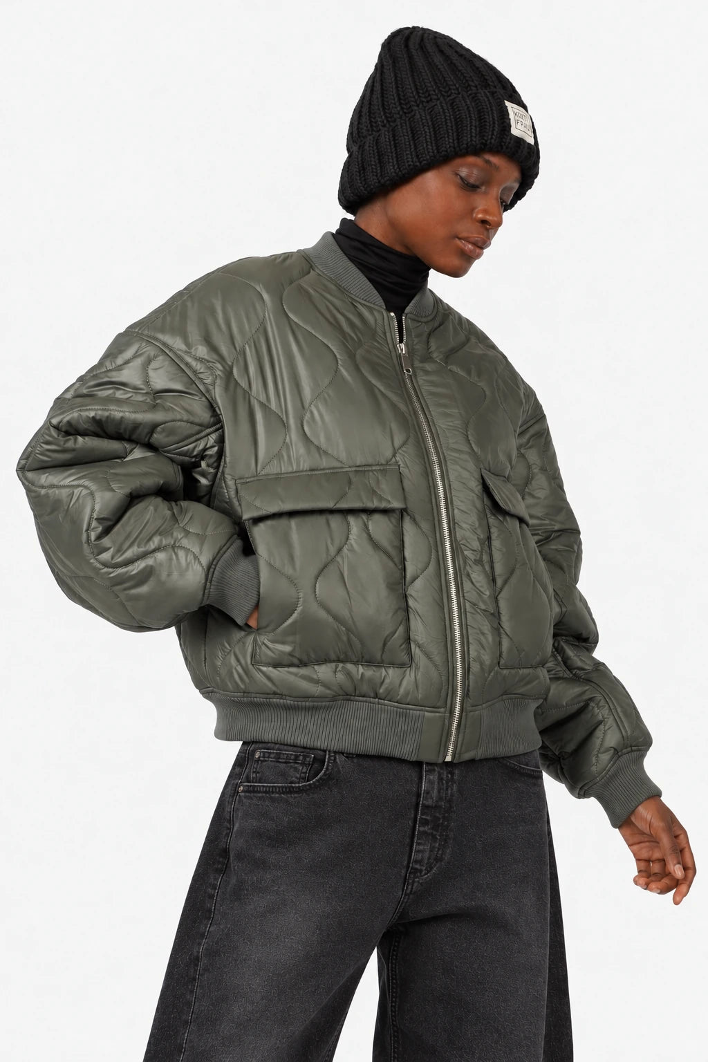 LARNA Padded Winter-Bomberjacke in Green Frost, seitliche Dreiviertelansicht am Model.