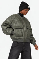 LARNA Padded Winter-Bomberjacke in Green Frost, seitliche Dreiviertelansicht am Model.