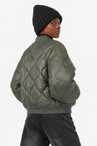 LARNA Padded Winter-Bomberjacke in Green Frost, Rückansicht am Model mit JEANY Baggy Jeans in Faded Black.