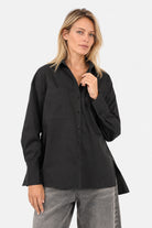 LEA.K Loose Fit Bluse in Schwarz mit JEANY Moonlight, Vorderansicht am blonden Model