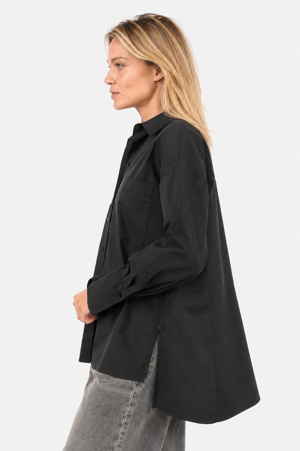 LEA.K Loose Fit Bluse in Schwarz, Seitenansicht mit tiefem Seitenschlitz und verlängertem Rückenteil