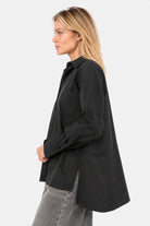 LEA.K Loose Fit Bluse in Schwarz, Seitenansicht mit tiefem Seitenschlitz und verlängertem Rückenteil