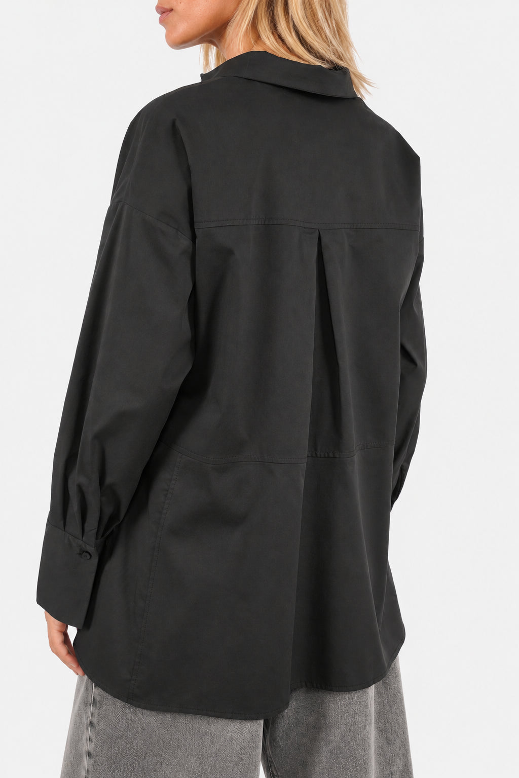 LEA.K Loose Fit Bluse in Schwarz, Rückansicht mit Rückenpasse und eingelegter Falte