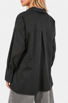 LEA.K Loose Fit Bluse in Schwarz, Rückansicht mit Rückenpasse und eingelegter Falte