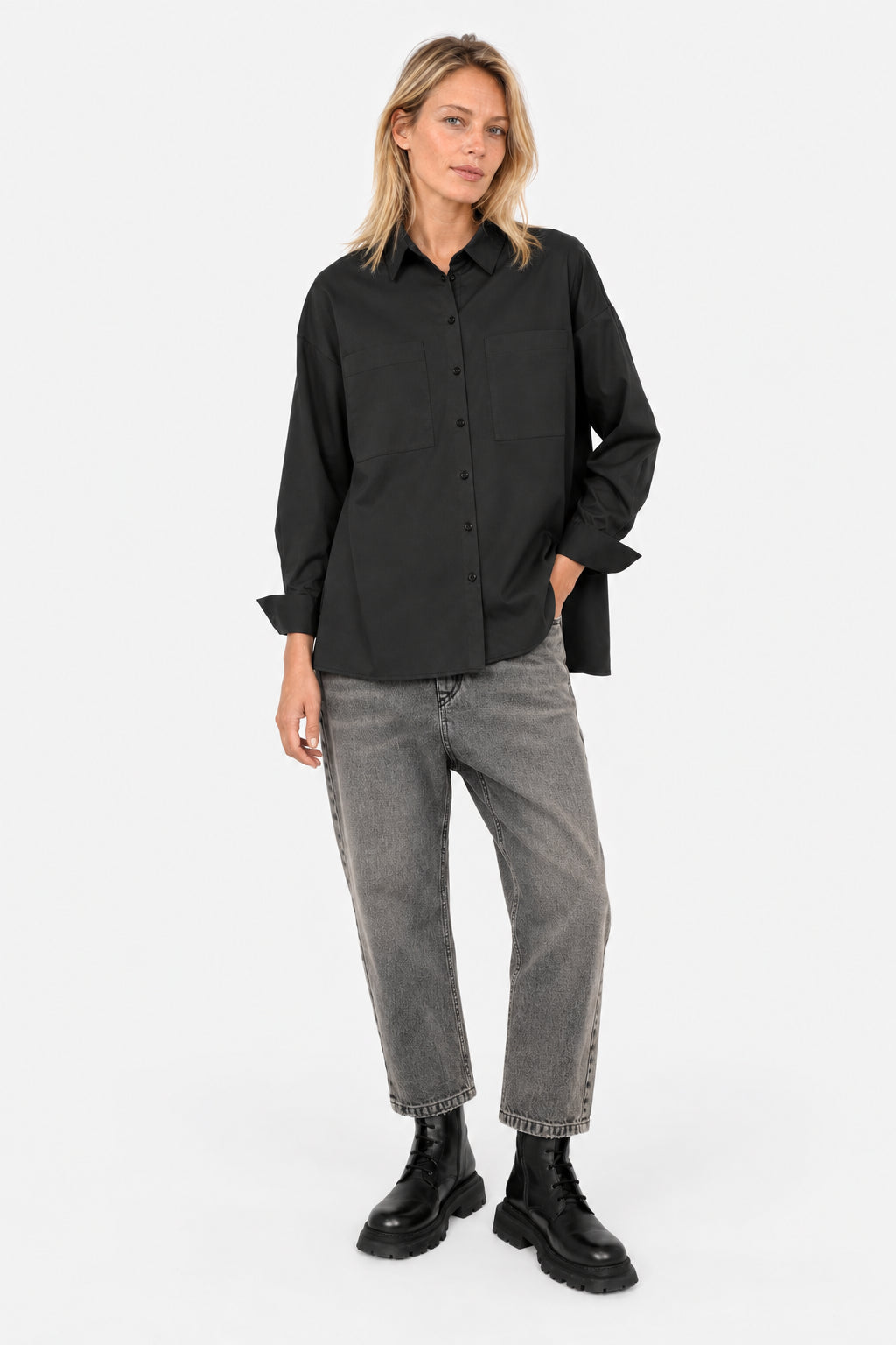 LEA.K Loose Fit Bluse in Schwarz mit JEANY Moonlight und schwarzen Schnürboots, Ganzkörperansicht