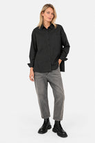 LEA.K Loose Fit Bluse in Schwarz mit JEANY Moonlight und schwarzen Schnürboots, Ganzkörperansicht