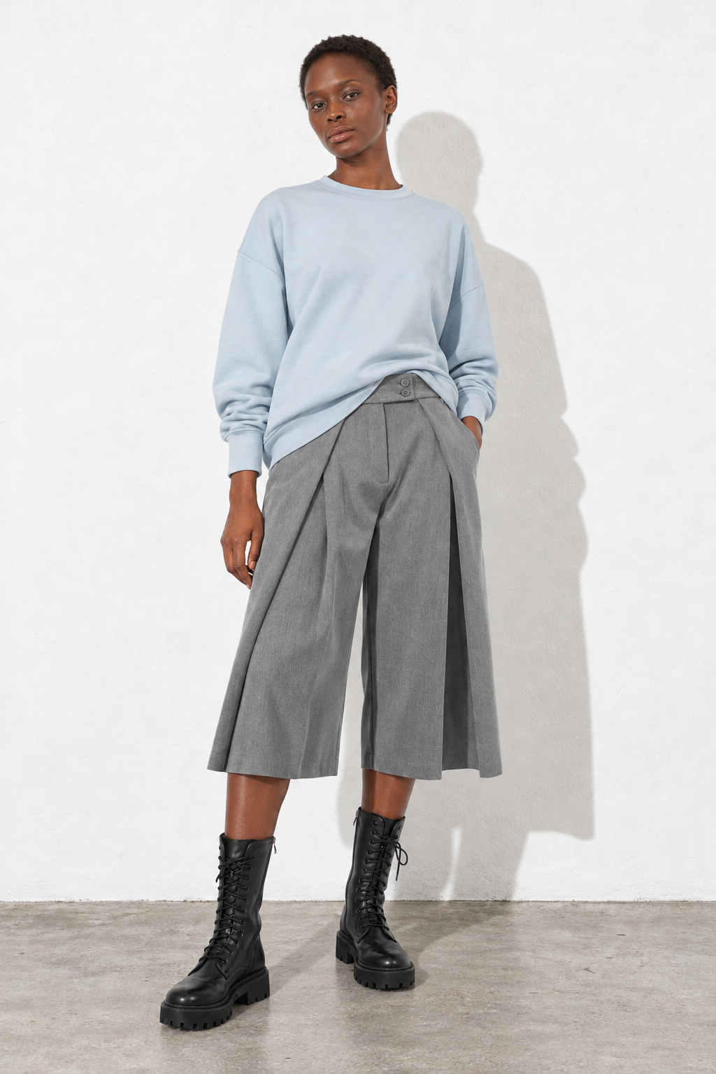 EIREL in Dusty Blue und JEDA in Silver Grey mit schwarzen Schnürboots