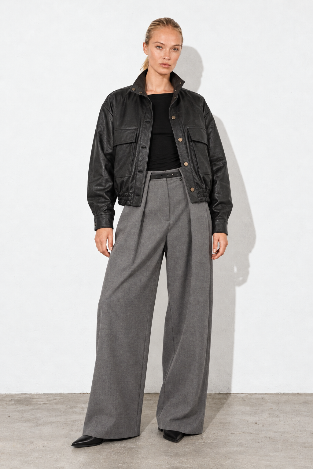 THIRA Volcanic Ash und DERA Black mit schwarzem Longsleeve