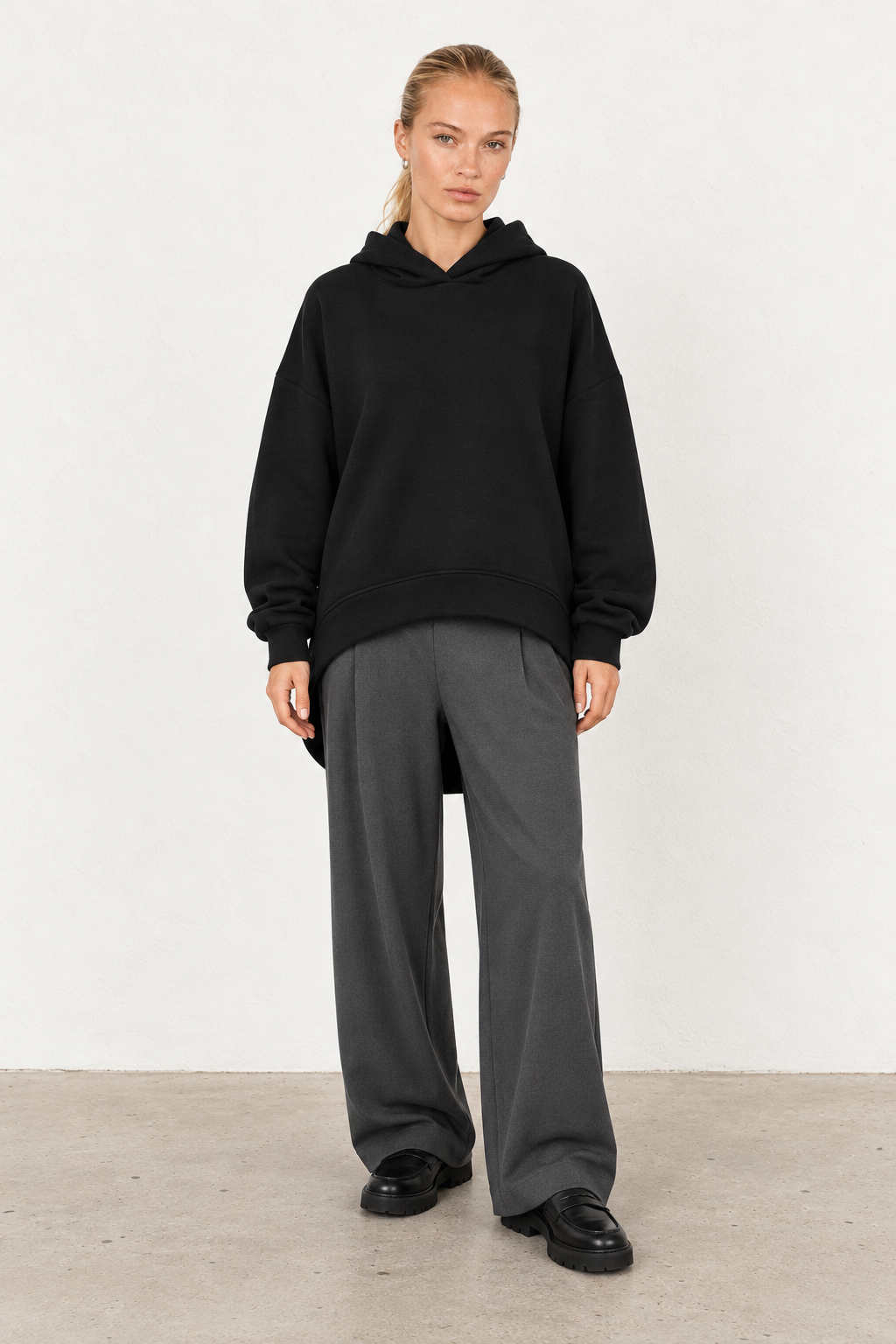 OLYSSA Hoodie in Black mit KLARA.K Wide Leg Jerseyhose in Magnet Grey – Look-Video