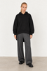 OLYSSA Hoodie in Black mit KLARA.K Wide Leg Jerseyhose in Magnet Grey – Look-Video