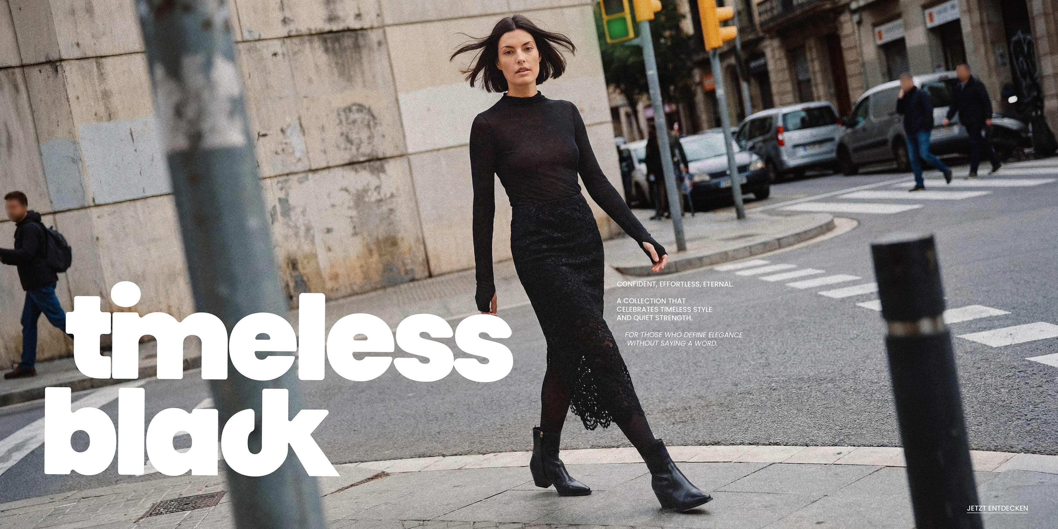 Frau in schwarzem Langarmtop und schwarzem Spitzenrock läuft selbstbewusst über eine städtische Kreuzung; ihre Haare wehen im Wind, im Hintergrund Fußgänger, Autos und Ampeln. Im Vordergrund steht der große weiße Schriftzug „timeless black“.